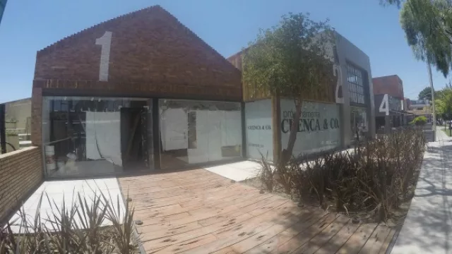 Cuenta con muchos espacios al aire libre y se conservaron los árboles originales de los terrenos.