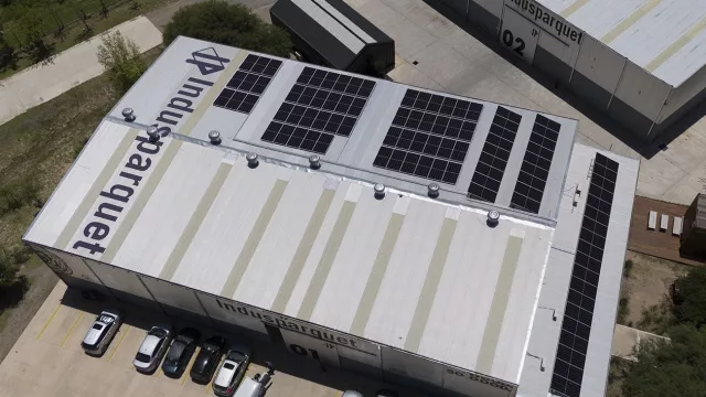 Otro hito de Ecovatio: acaba de inaugurar el primer parque logístico sostenible en Córdoba (92 paneles de 580W)