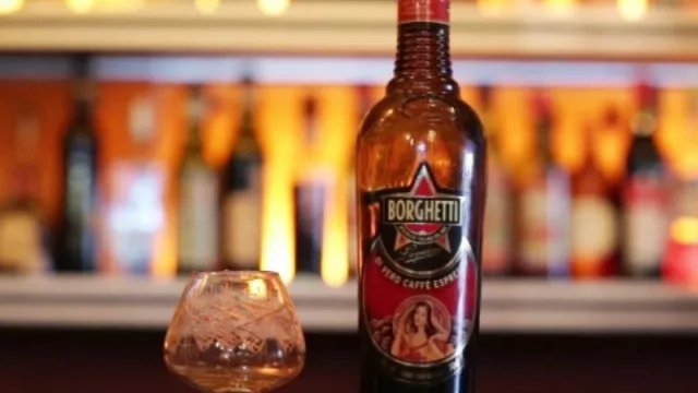 Un cafecito con alcohol....