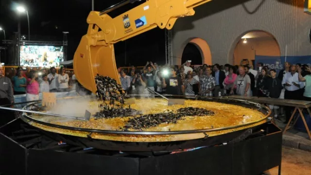 La tradicional paella de Piriápolis, se elabora desde 1997. Foto gentileza Willy Donzelli.