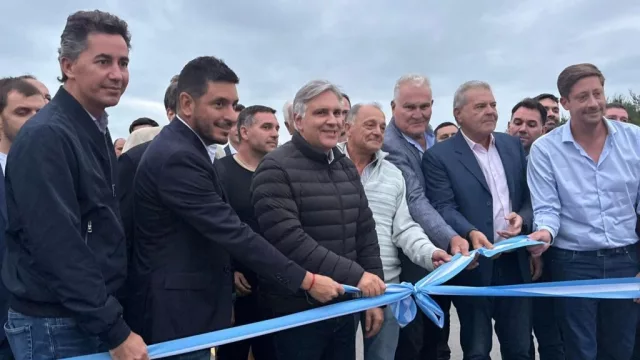 Llaryora inauguró la pavimentación del tramo Río Tercero - Tres Pozos y entregó subsidios para el agro