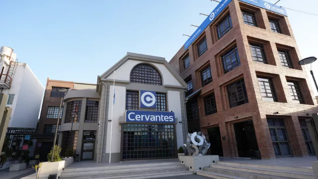 Cervantes celebra a Belgrano: 70% off en carreras superiores para socios y colaboradores