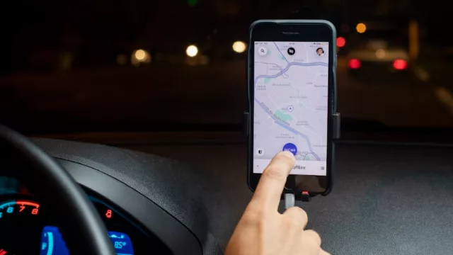 Uber ofrecerá a la posibilidad de retirar ganancias al instante  a quienes manejan con la app