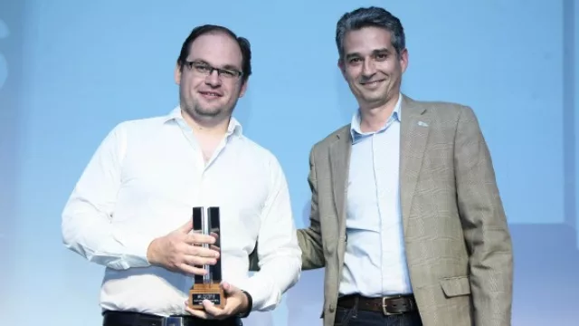 Eduardo Romero director de MKE recibiendo el premio como mejor agencia digital del año.