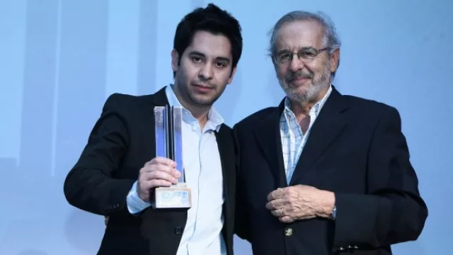 Luis Gonzalez Valenzuela director de Avión de Papel (ganador) y Néstor García Díaz quien entregó el premio a mejor agencia S.