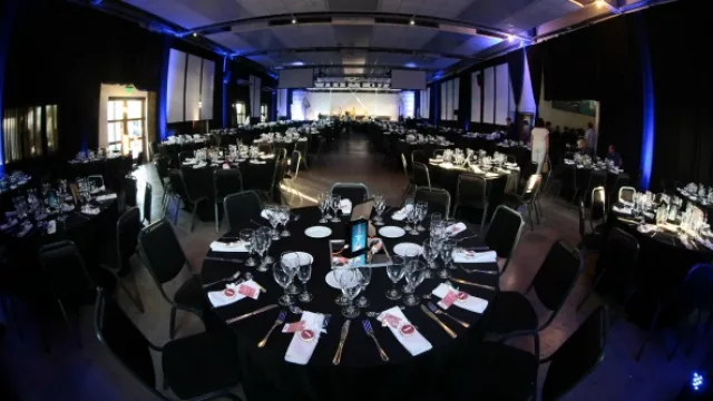 Los invitados se encontraron con las galletas personalizadas de Gama en sus platos.