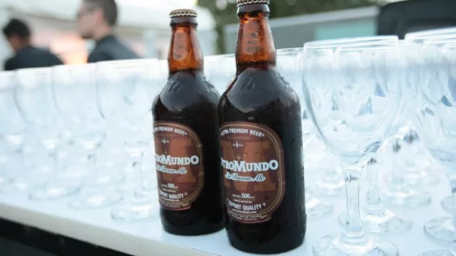 Cerveza Otro Mundo presente en la barra de la recepción.