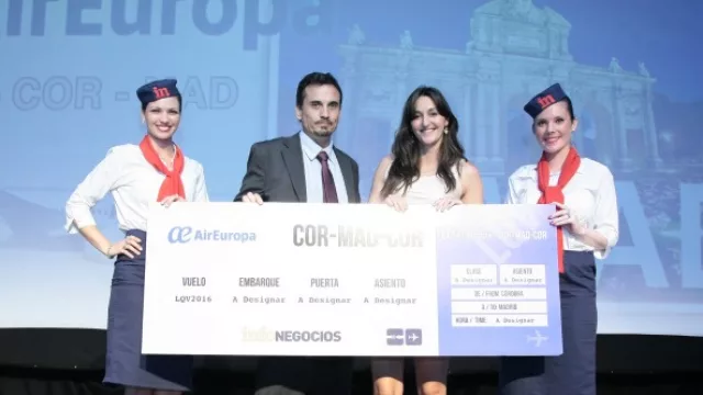 Valeria Dibert se va a Madrid con Air Europa (y Lorena Savkiv de Tul se llevó la Bluesmart)