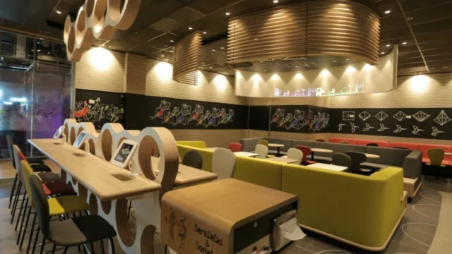 McDonald’s eligió a la Argentina para abrir su primer local con experiencia del futuro (mesas con tablets, USB y Spotify)