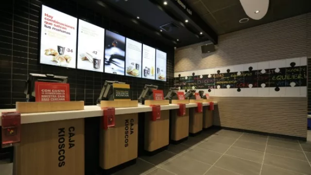 El nuevo McDonald's  tiene kioscos de autogestión de pedidos y  tecnología touch screen.