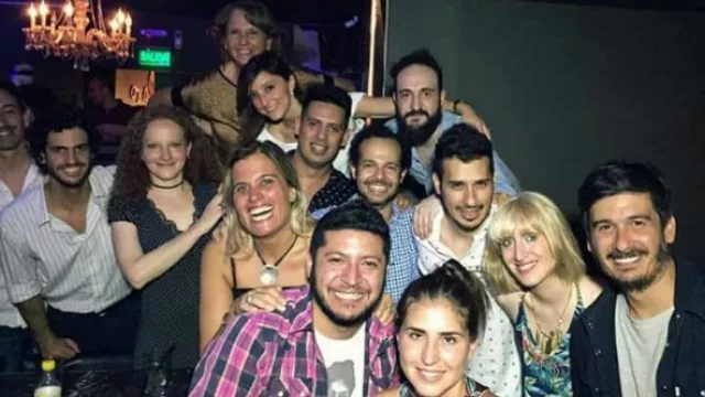 El equipo de Oxford festejando a pleno en una noche a pura alegría.