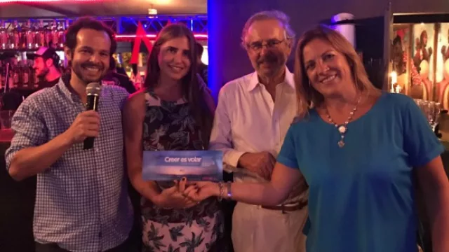 Sebas y Néstor García Díaz junto a Ma. Laura Bonetto y Roxana Acotto ganadora de un salto en paracaídas.
