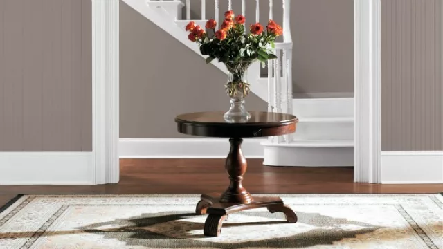 Poised taupe permite jugar con otras gamas cromáticas sin romper el equilibrio.