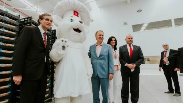 El osito que identifica a Bimbo, entre Servitje y Schiaretti. La intendenta de Malvinas Argentinas (de blanco), feliz.