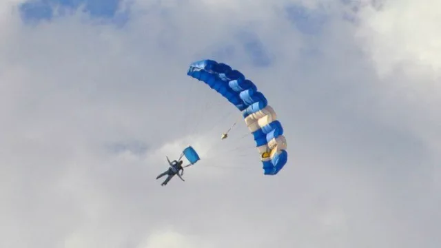 Oxford festejó sus 50 años dando un gran salto (literalmente: tiró en paracaídas a sus invitados)