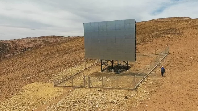 Espejo pasivo en cerro Tres Cruces para radioenlace que da servicio 4G