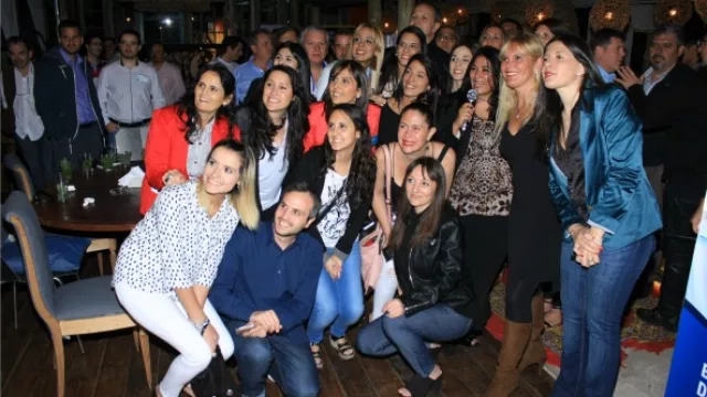 Hubo sorteos personalizados para los asistentes que disfrutaron de una excelente noche.