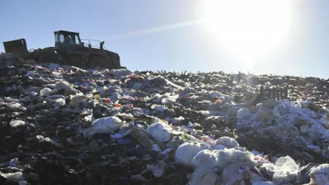 Nadie quiere un basural cerca (entonces le pegan al cartero)