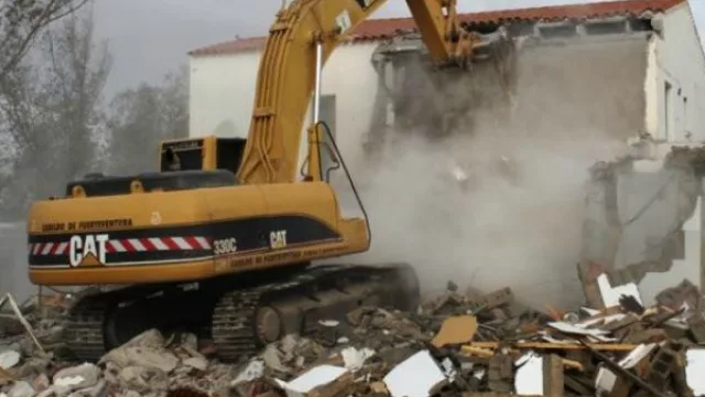 Vecinos optan por demoler sus casas para evitar que las usurpen (sorpresas en el mercado de “rompé Pepe”)