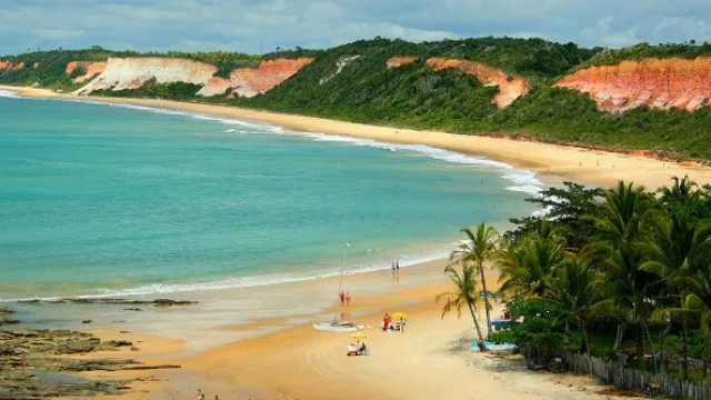 Anduvieron por Porto Seguro, cuna de Brasil y dicen...