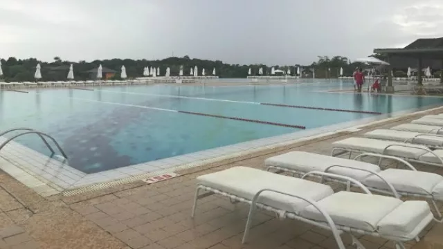 Aún cuando aparece un chubasco, las piletas del Club Med son impactantes: una infraestructura distinta en Porto Seguro.