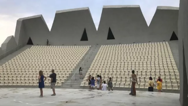 Un in-cre-í-ble teatro abierto (y debajo cerrado) con una acústica única, otra de las sorpresas de Trancoso.
