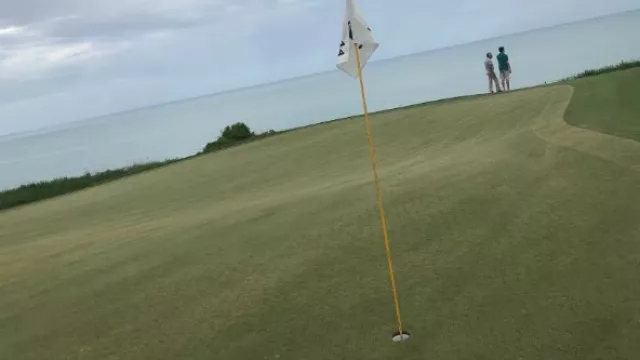 La imponente vista en torno al buraco 14 en la cancha de golf (de 18 hoyos) del complejo Terra Vista.