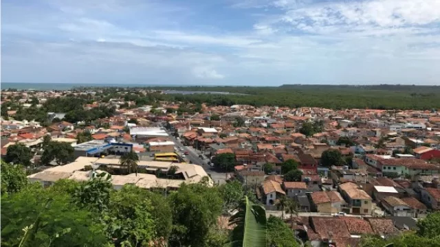 Como muchas ciudades del viejo imperio lusitano, Porto Seguro tiene su parte baja, que así se ve desde lo alto.