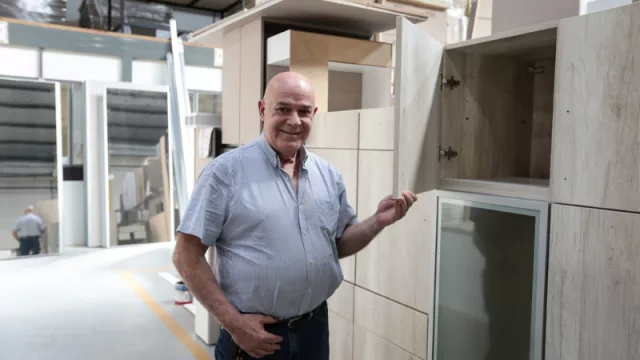 Jorge Urizar en la fábrica de SQL 4.000 m2 y 10 máquinas de última tecnología en muebles a medida