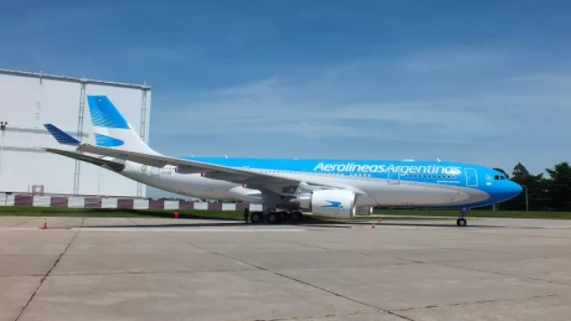 El nuevo Airbus tiene matrícula LV-GIF y se suma a la flota de nueve aeronaves que tiene Aerolíneas.