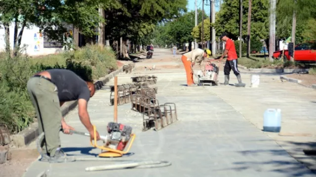 Avanza la ejecución del cordón cuneta y los badenes de hormigón de Estación Flores