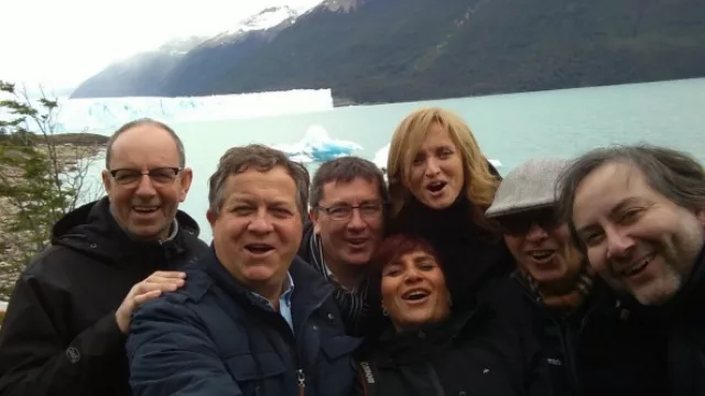 Sergio Finzi (VW), Walter Giannoni (La Voz), Iñigo Biain (InfoNegocios), Gabriela Origlia (La Nación), Laura Pantoja (Comercio y Justicia), Orlando Morales (Cadena 3) y Jorge Luna Arrieta (Día a Día). Una foto ideal para redes que no pudo salir en tiempo real (de hecho recién salió al regreso a Córdoba).