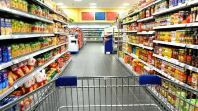 Tarjetas al rojo vivo y fuerte caída en las compras del súper, las señales de otro año recesivo