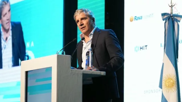 “Al auto de la economía le falta nafta” (por qué “Toto” Caputo quiere que haya más monetización en pesos y en dólares)