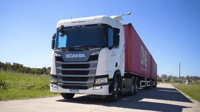 Tardaron mucho, pero ya están acá: el primer bitren (de 30,25 metros) ya está habilitado para circular (es un Scania R540 6x4)