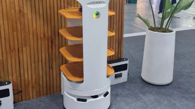 La apuesta de Boty: así son Artur y Winnie “los robots marketineros” que ya colaboran en restaurantes, shoppings y estaciones de servicio