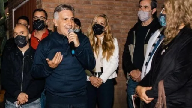 Barrio San Fernando: Llaryora y vecinos encendieron juntos el nuevo sistema de luminaria LED