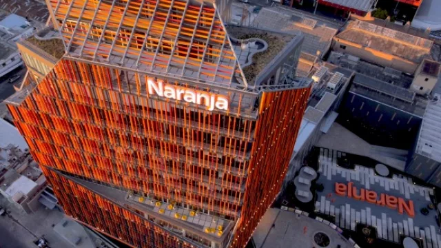 Vista desde un dron del edificio de Tarjeta Naranja en Córdoba.