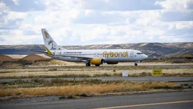Flybondi amplía las pistas de despegue: ahora acepta pago en dólares con tarjeta de débito (te ahorrás el 30% del “dólar tarjeta”)