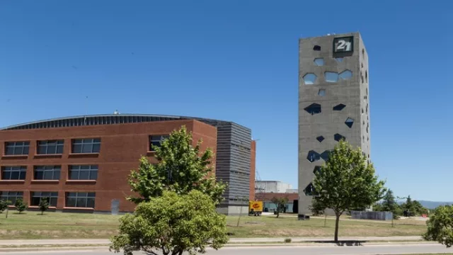 Sobre el máster plan de César Pelli, el edificio de Experimenta 21 es un ícono del campus. Por dentro sorprende más que por fuera.