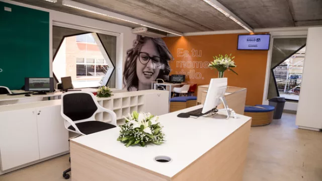 La recepción de Experimenta 21 adelanta el colorido y el ambiente cordial y luminoso que caracteriza a todas las plantas.