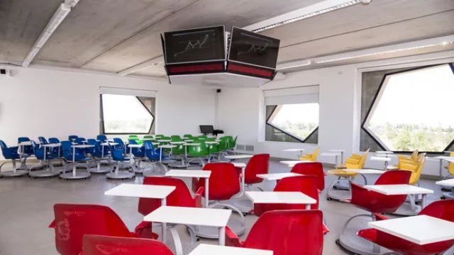 Las sillas que no tienen frente, una de las innovaciones: giran sobre sí mismas porque el profesor ya no está más en un lugar central sino de soporte. Este piso simula una Bolsa de Valores.