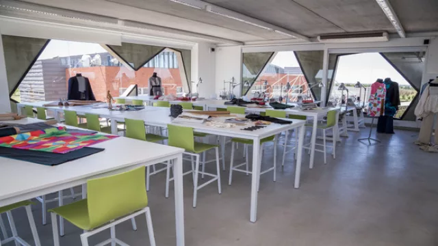 El espacio donde los estudiantes de diseño puede crear y experimentar con telas, tejidos y otros productos de confección de indumentaria y calzado.