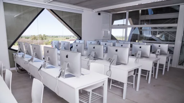 20 computadoras Mac son parte del equipamiento de más de 220 ordenadores que componen Experimenta 21. La inversión total -en 18 meses- fue de $ 80 millones.