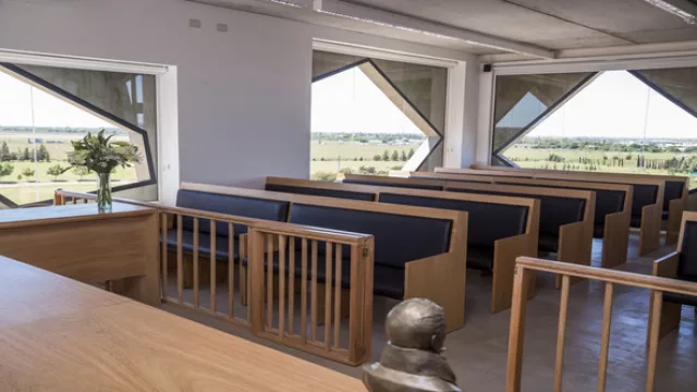 Un piso que recrea a escala real un tribunal oral para que los alumnos puedan experimentarlo mientras estudian. La idea rectora es que los errores se cometan durante la carrera.