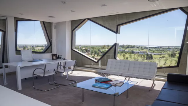 La oficina de la rectora Belén Mendé: quería una espacio aquí dentro, en el corazón de Experimenta 21. Mucha luz que hace prescindir de la iluminación artificial buena parte del día.