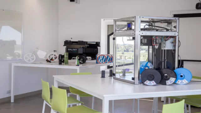 Una impresora 3D profesional ayuda a los alumnos a llevar a la realidad diseños y modelos en distintas carreras de la Siglo 21.