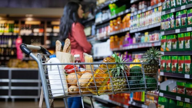 Todo vuelve: "camine, señora, camine": un mismo producto puede costar hasta un 414% más caro (informe de Naranja X)