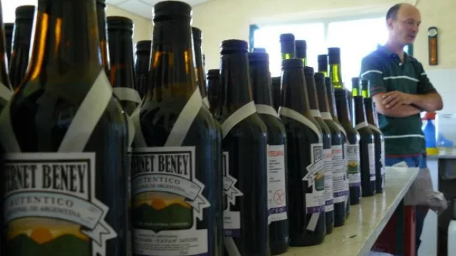 Guillermo, propietario de la planta, contó que se usan 40 componentes naturales locales para la creación de esa bebida.