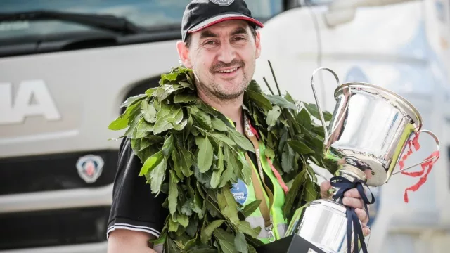 Scania premió al mejor conductor de camiones de Argentina (Ariel Schalbetter va ahora por el premio mayor, un camión)